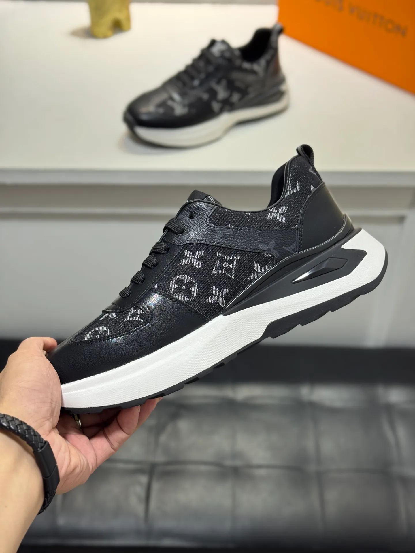 Men's shoes 💰440 [New style] 🐛🐛Top original Louis Vuitton®️ trendy and fashionable yet low-key men's casual shoes, LV cowhide leather upper with denim, comfortable and breathable, sheepskin lining, original rubber outsole, 2 colors available ~ a must-have for stylish men. Size: 38-44 (45 customized
